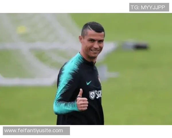 C罗社交媒体分享新造型清爽寸头引发粉丝热议