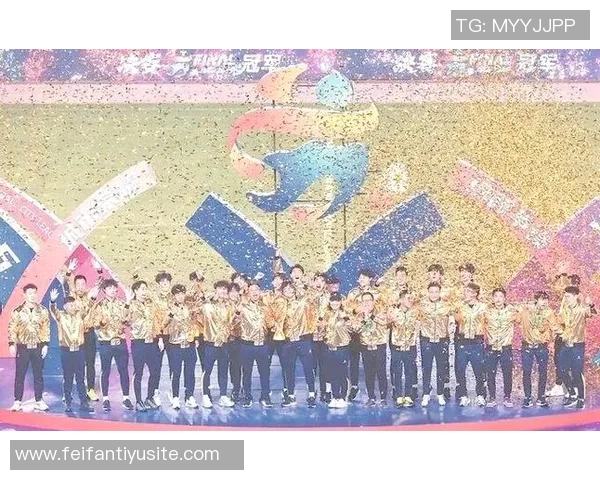 泰州首届苏超夺冠后迅速建设冠军奖杯打卡点吸引众多球迷前来留影 泰州首届苏超夺冠后迅速建设冠军奖杯打卡点吸引众多球迷前来留影